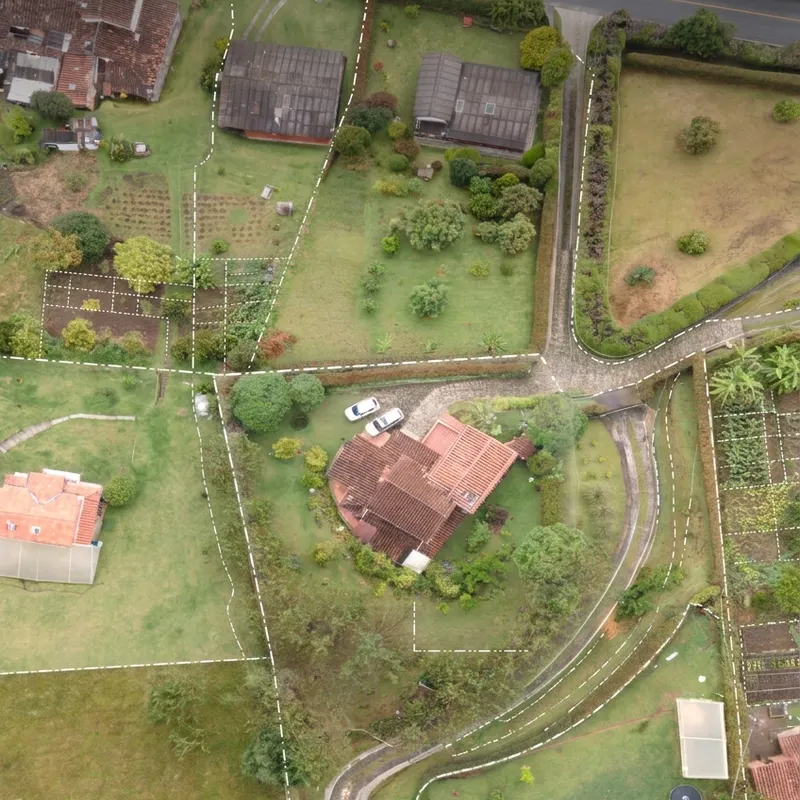 Vista aérea de una propiedad en el Oriente Antioqueño